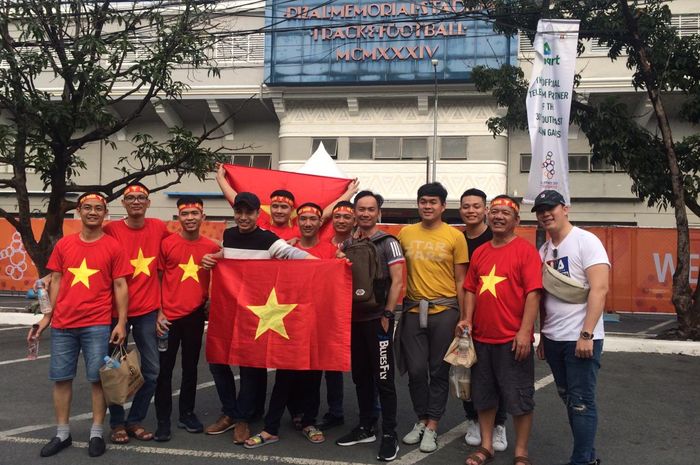 Suporter Vietnam sudah mulai terlihat datang ke Stadion Rizal Memorial, Manila, Filipina, Selasa (10/12/2019).