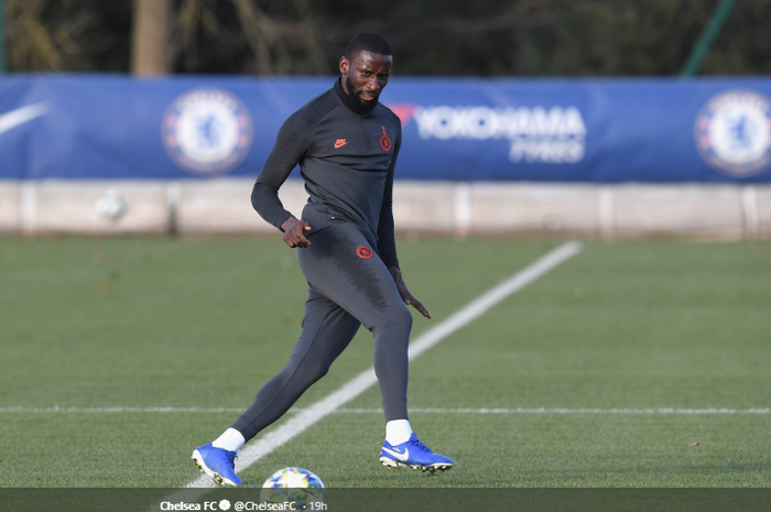 Dalam sebuah video yang beredar, agen Antonio Rudiger mengadakan pertemuan dengan pihak Barcelona.