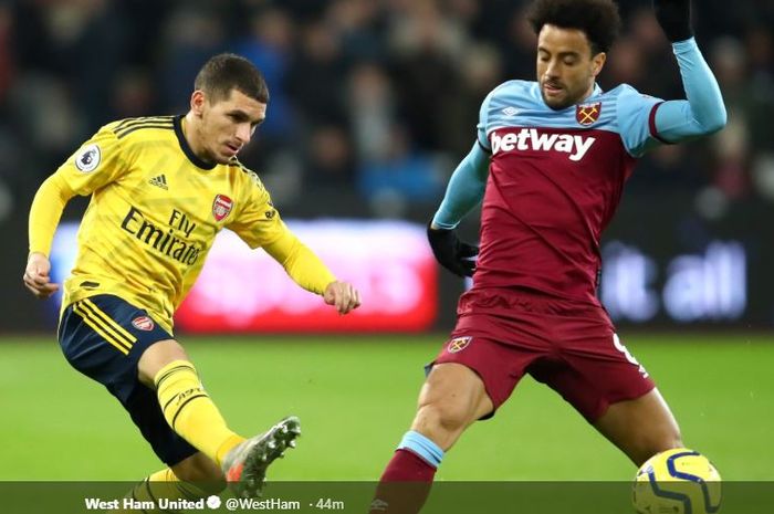 Gelandang Arsenal, Lucas Torreira, dihadang winger West Ham, Felipe Anderson, pada laga Liga Inggris, Senin (9/12/2019), di Stadion London.