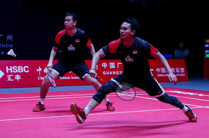 Pasangan ganda putra Indonesia, Mohammad Ahsan/Hendra Setiawan, saat menjalani laga penyisihan Grup B kontra wakil Malaysia, Aaron Chia/Soh Wooi Yik, di Tianhe Gymnasium, Guangzhou, China, Rabu (11/12/2019).