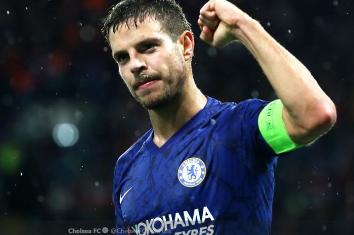 Kapten Chelsea, Cesar Azpilicute, mengepalkan tangan sebagai bentuk perayaan gol yang dicetaknya ke gawang Lille pada laga Liga Champions, Rabu (11/12/2019) di Stadion Stamford Bridge, London.