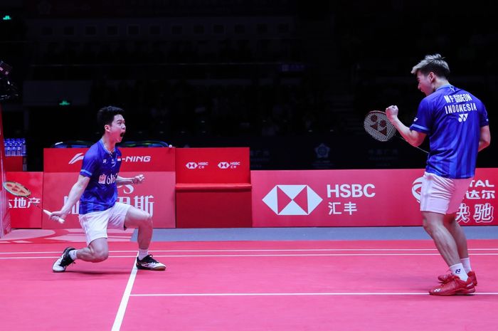 Ekspresi ganda putra Indonesia, Marcus Fernaldi Gideon/Kevin Sanjaya Sukamuljo, saat tampil pada laga perdana Grup A BWF World Tour Finals 2019 di Tianhe Gymnasium, Guangzhou, China, Rabu (11/12/2019)