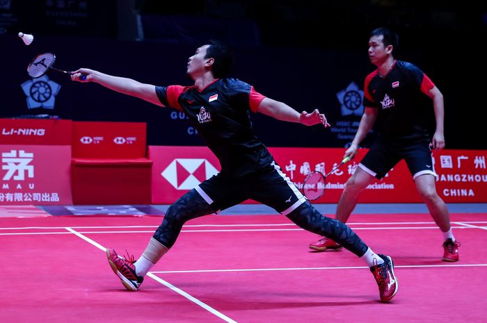 Pasangan ganda putra Indonesia, Mohammad Ahsan/Hendra Setiawan, saat menjalani laga penyisihan Grup B kontra wakil Malaysia, Aaron Chia/Soh Wooi Yik, di Tianhe Gymnasium, Guangzhou, China, Rabu (11/12/2019).