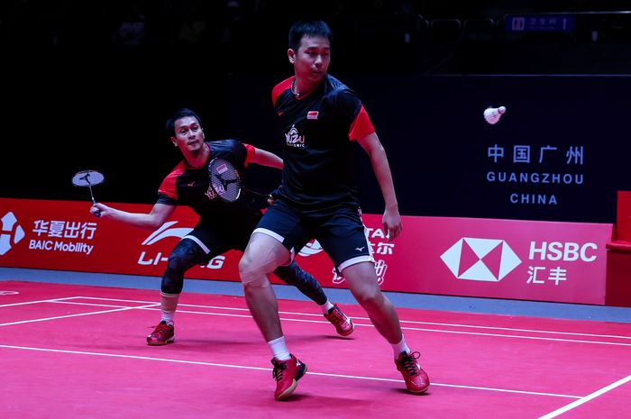 Pasangan ganda putra Indonesia, Mohammad Ahsan/Hendra Setiawan, saat menjalani laga penyisihan Grup B kontra wakil Malaysia, Aaron Chia/Soh Wooi Yik, di Tianhe Gymnasium, Guangzhou, China, Rabu (11/12/2019).