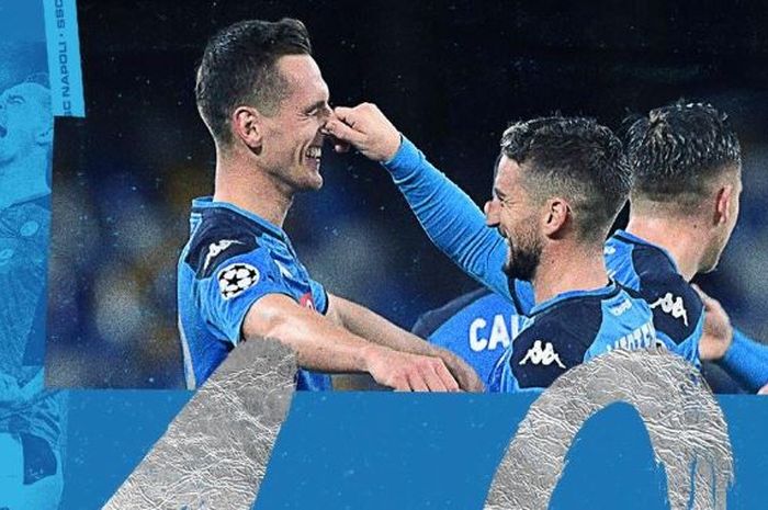 Dua striker Napoli, Arkadiusz Milik dan Dries Mertens, merayakan gol yang dicetak ke gawang Genk pada laga keenam Liga Champions Grup E, Rabu (11/12/2019) di Stadion San Paolo, Naples.