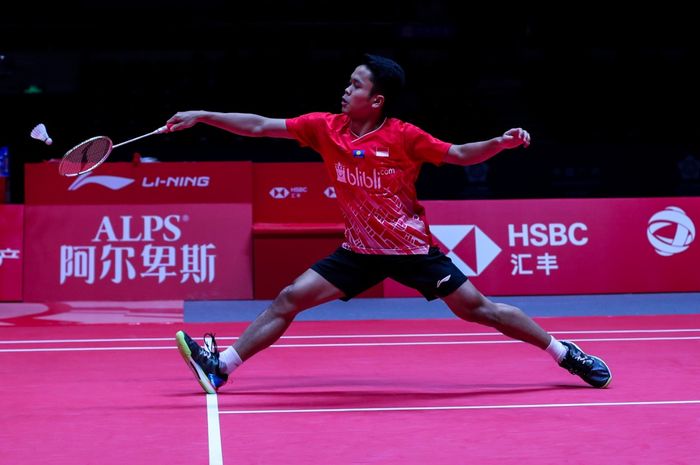 Pemain tunggal putra Indonesia, Anthony Sinisuka Ginting, tampil pada laga perdana Grup B BWF World Tour Finals 2019 di Tianhe Gymnasium, Guangzhou, China, Rabu (11/12/2019)