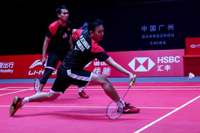 Pasangan ganda putra Indonesia, Mohammad Ahsan/Hendra Setiawan, saat menjalani laga penyisihan Grup B kontra wakil Malaysia, Aaron Chia/Soh Wooi Yik, di Tianhe Gymnasium, Guangzhou, China, Rabu (11/12/2019).