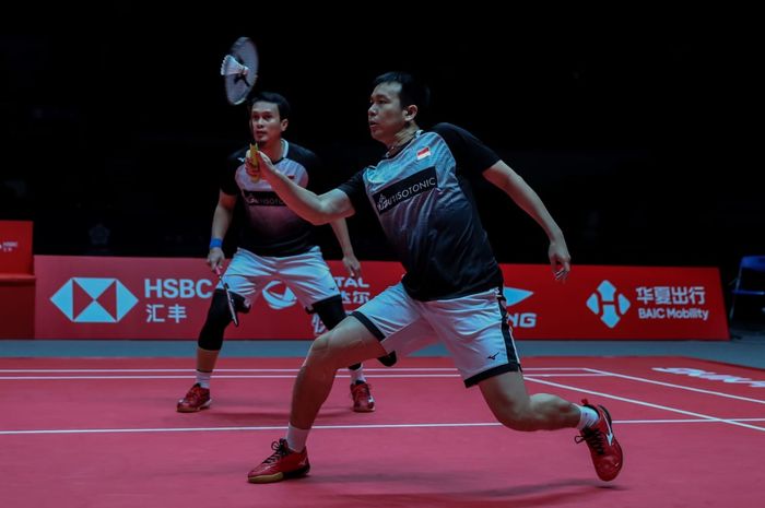 Aksi Mohammad Ahsan/Hendra Setiawan saat melakoni laga kedua Grup B BWF World Tour Finals 2019, Kamis (12/12/2019)