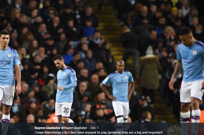 Para pemain Manchester City tampak tertunduk lesu usai mereka ditaklukkan Manchester United pada laga derbi Manchester, Sabtu 97/12/2019).