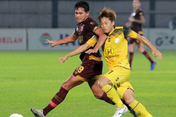 Pemain PSM Makassar, Rizky Pellu (kiri), berduel dengan pemain Barito Putera, Kosuke Yamazaki, dalam laga pekan ke-32 di Stadion Tuah Pahoe, Palangkaraya, Rabu (11/12/2019).