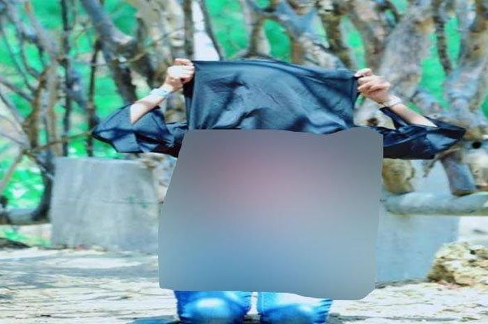 Turn off for: Indonesian Pose Angkat Baju, Model Lokal Cantik Pamer Dada di Lokasi Wisata Pamekasan.