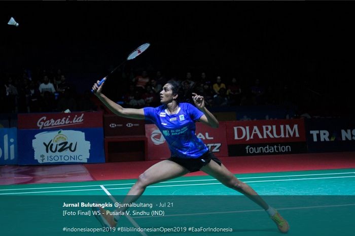 Pebulu tangkis India, Pusarla V. SIndhu beraksi saat mengikuti Indonesia Open 2019.