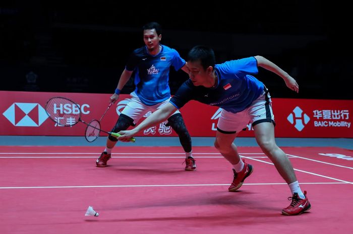 Ganda putra Indonesia, Mohammad Ahsan/Hendra Setiawan, bertanding pada laga ketiga Grup B BWF World Tour Finals 2019 di Tianhe Gymnasium, Guangzhou, China, Jumat (13/12/2019).