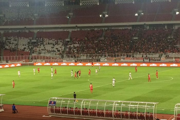 Suasana pertandingan Persija Jakarta menghadapi Madura United di Stadion Utama Gelora Bung Karno, Jakarta pada Jumat (13/12/2019).