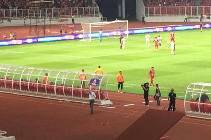 Pelatih Persija Jakarta, Edson Tavares, memilih untuk membelakangi penalti yang dilesatkan Marko Simic ke Madura United di SUGBK