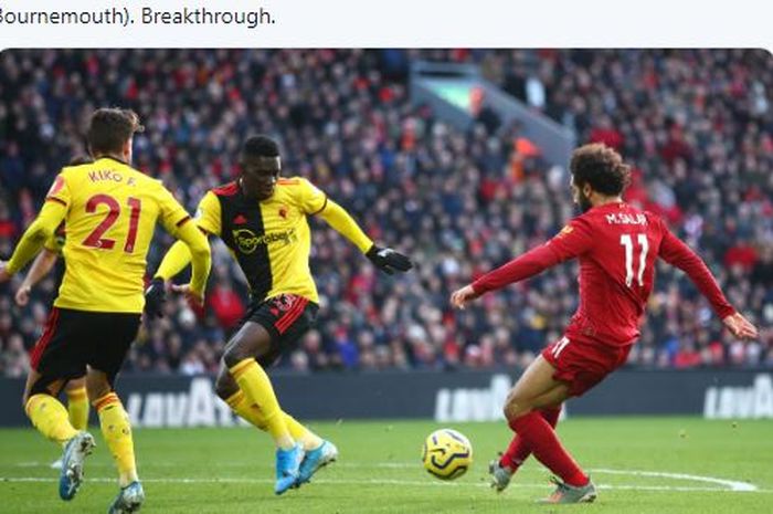 Penyerang Liverpool, Mohamed Salah, mencetak gol ke gawang Watford dalam laga Liga Inggris di Stadion Anfield, Sabtu (14/12/2019).