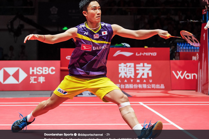 Pebulu tangkis tunggal putra Jepang, Kento Momota beraksi saat di BWF World Tour Finals 2019. 