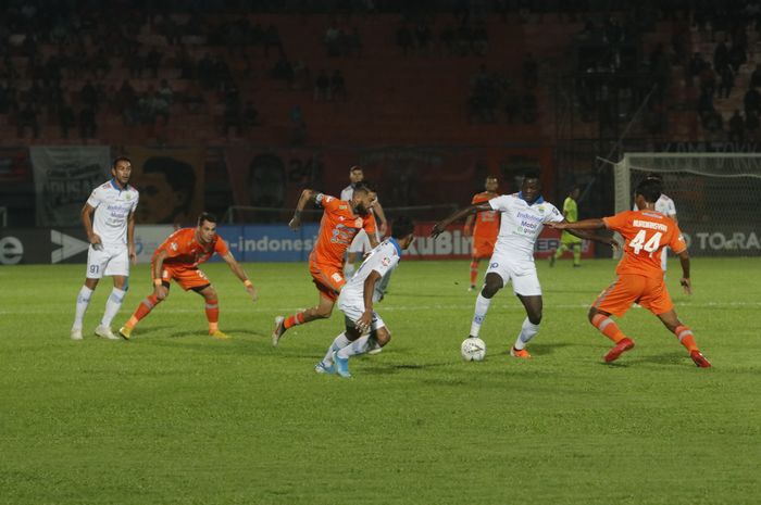 Pemain Persib Ezechiel Ndouasel diadang para Pemain Borneo FC, Nurdiansyah dan Diego Mitchel, pada pertandingan seru Liga 1 melawan Persib di Stadion Segiri Samarinda Kalimantan Timur, Rabu (11/12/2019). Persib berhasil mengalahkan Borneo FC 1-0.