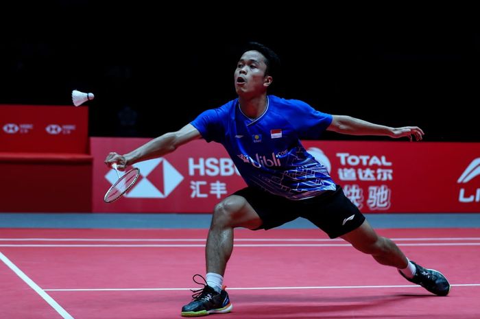 Pebulu tangkis tunggal putra Indonesia, Anthony Sinisuka Ginting, saat bertanding melawan Chen Long (China) pada laga semifinal BWF World Tour Finals 2019 di Tianhe Gymnasium, Guangzhou, China, Sabtu (14/12/2019).