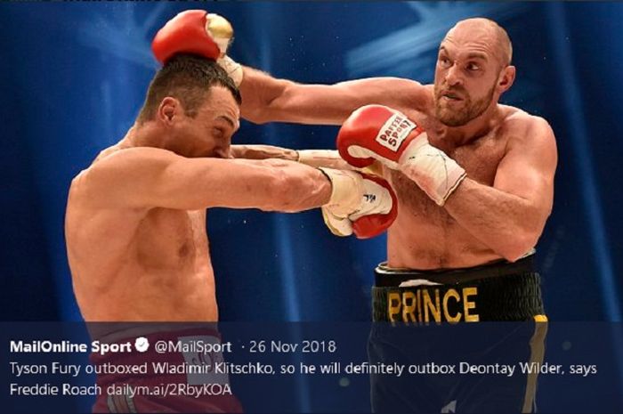 Wladimir Klitschko (kiri) dan Tyson Fury (kanan) keduanya saling memukul saat menggelar pertandingan pada 2015.