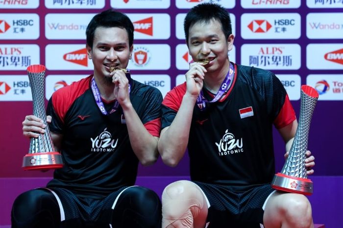 Pasangan ganda putra Indonesia, Mohammad Ahsan/Hendra Setiawan berhasil meraih gelar ketiganya dalam BWF World Tour Finals 2019 setelah menumbangkan Hiroyuki Endo/Yuta Watanabe (Jepang) di Tianhe Gymnasium, Guangzhou, China, Minggu (15/12/2019).