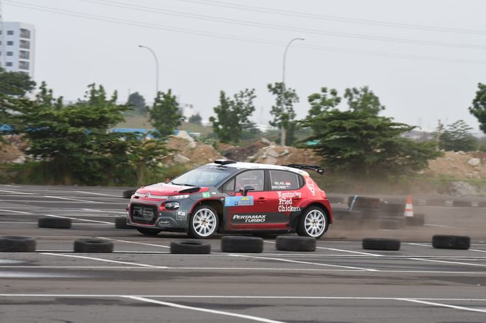 Pembalap Indonesia, Sean Gelael, turun pada balapan Meikarta Sprint Rally, Meikarta, Cikarang, Jawa Barat, Sabtu (14/12/2019)