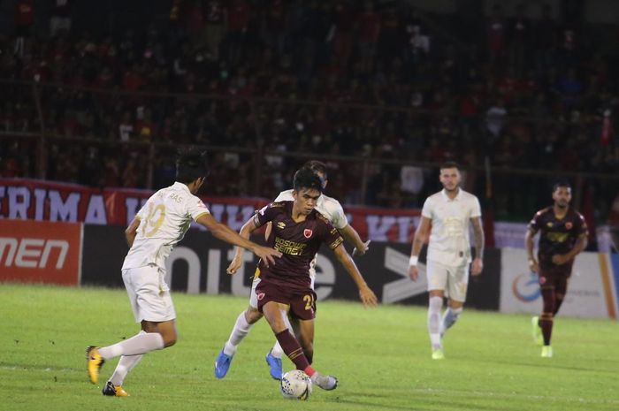 Pemain PSM Makassar, Rizky Eka, dikawal pemain PSS Sleman dalam laga pekan ke-32 di Stadion Andi Mattalatta, Makassar, Minggu (15/12/2019).