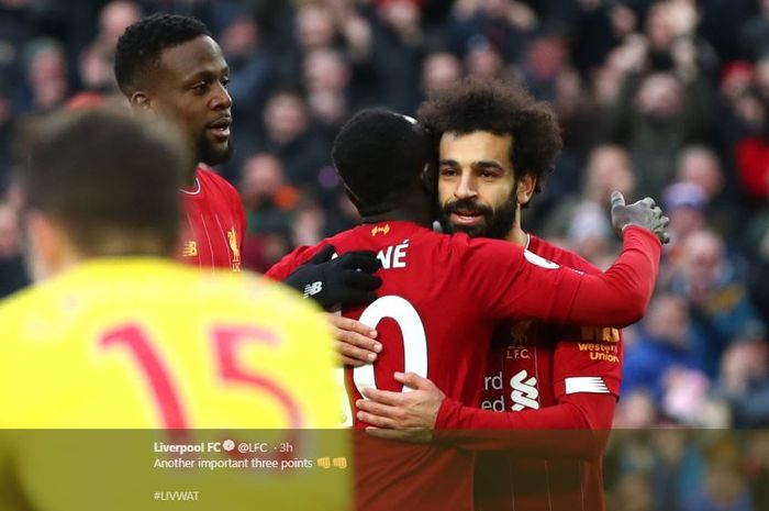 Selebrasi Mohamed Salah dengan memeluk Sadio Mane saat Liverpool menang 2-0 atas Watford di Stadion Anfield, Sabtu (14/12/2019).