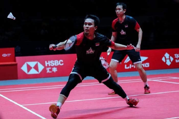 Pasangan ganda putra Indonesia, Mohammad Ahsan/Hendra Setiawan berhasil meraih gelar ketiganya dalam BWF World Tour Finals 2019 setelah menumbangkan Hiroyuki Endo/Yuta Watanabe (Jepang) di Tianhe Gymnasium, Guangzhou, China, Minggu (15/12/2019).