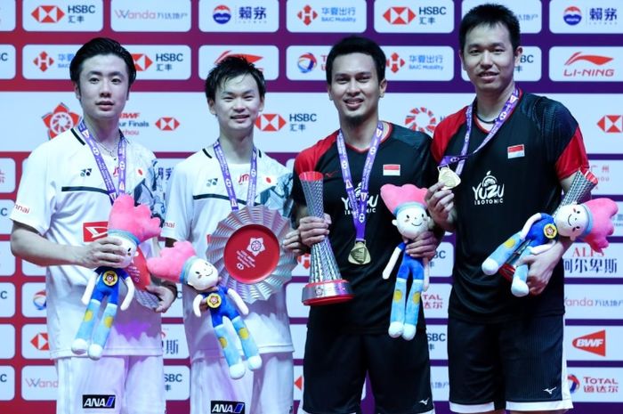 Pasangan ganda putra Indonesia, Mohammad Ahsan/Hendra Setiawan berhasil meraih gelar ketiganya dalam BWF World Tour Finals 2019 setelah menumbangkan Hiroyuki Endo/Yuta Watanabe (Jepang) di Tianhe Gymnasium, Guangzhou, China, Minggu (15/12/2019).