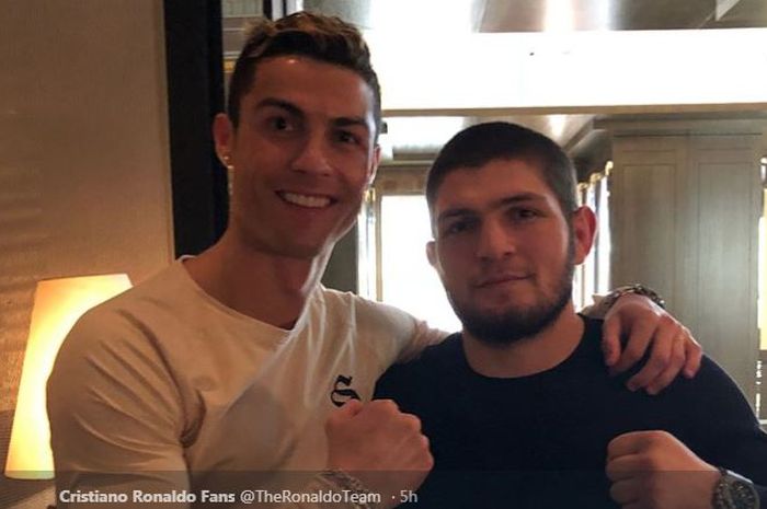 Megabintang sepak bola asal Portugal, Cristiano Ronaldo, berfoto bersama atlet MMA, Khabib Nurmagomedov.