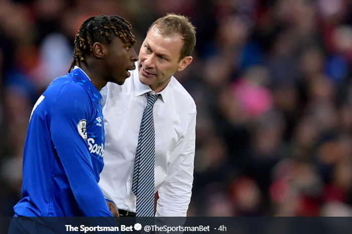 Pelatih interim Everton, Duncan Ferguson sedang berbicara dengan Moise Kean di pertandingan melawan Manchester United, Minggu (15/12/2019)