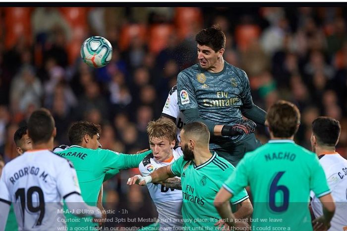 Kiper Real Madrid, Thibaut Courtois, menanduk bola sepaka pojok.