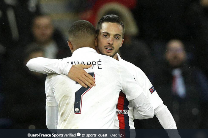 Bintang Paris Saint-Germain, Kylian Mbappe sedang merayakan gol bersama rekan satu timnya, Pablo Sarabia