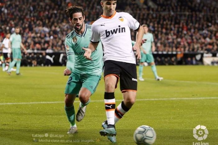 Duel Isco dengan Carlos Soler di laga Valencia Vs Real Madrid,Minggu (15/12/2019).