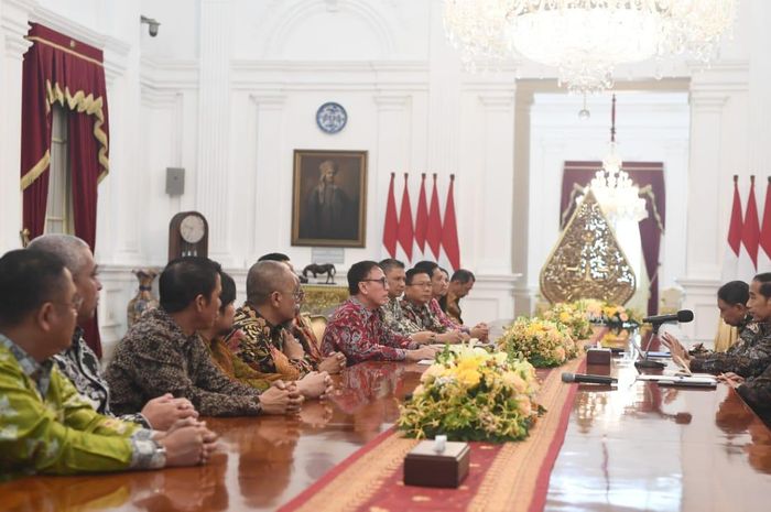 Presiden Republik Indonesia, Joko Widodo, bertemu dengan pengurus PSSI di Istana Merdeka, Jakarta Pusat, Senin (16/12/2019)