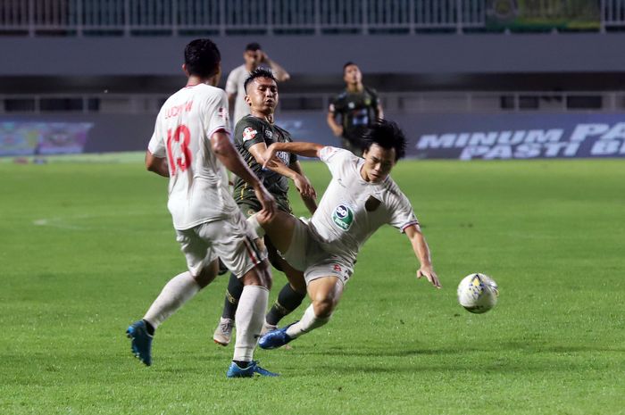 Pemain Tira Persikabo saat berebut bola dengan pemain Persela Lamongan pada laga lanjutan liga 1 di Stadion Pakansari, Cibinong, Bogor, Jawa Barat, Senin (16/12/2019). Pada laga tersebut Tira Persikabo ditahan imbang 1-1 oleh Persela lamongan hingga babak kedua usai.