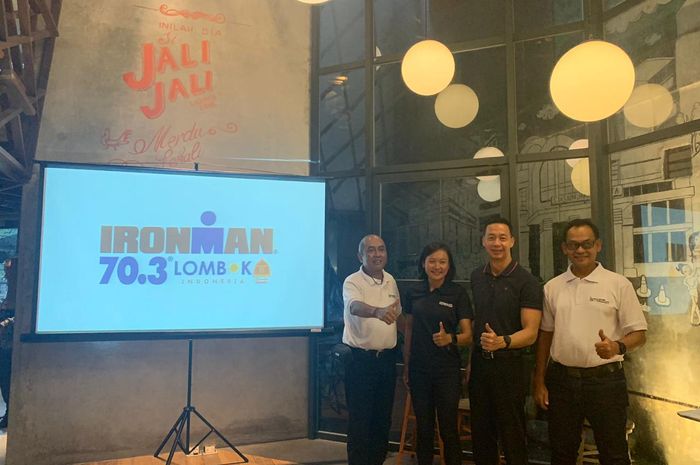 Dari kini ke kanan: ki-ka: Arie Sukirno, CEO Indonesia Sports &amp; Events Management; atlet triathlon Inge Prasetyo; eks atlet renang dan pegiat triathlon Richard Sam Bera; serta Sugeng Riyanto, co-founder ISM dalam konferensi pers Ironman 70.3 Lombok di Jakarta, Selasa (17/12/2019)