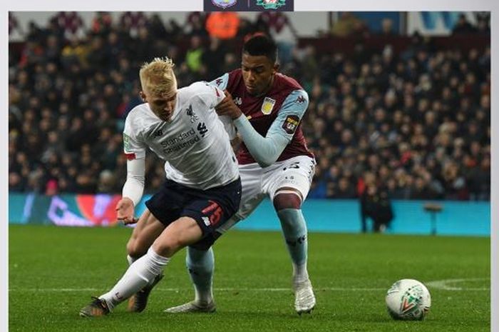 Pemain Liverpool, Luis Longstaff (kiri), beraksi dalam laga perempat final Carabao Cup melawan Aston Villa di Stadion Villa Park, Selasa (17/12/2019).