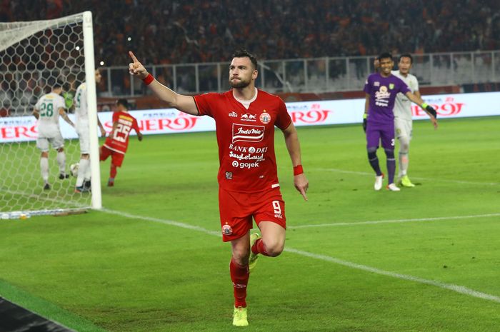 Pemain Persija Jakarta Marko Simic merayakan gol usai menjebol gawang Persebaya Surabaya di laga Liga 1 di Stadion Utama Gelora Bung Karno, Jakarta, Selasa (17/12/2019). 