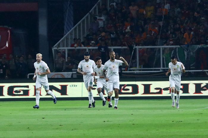 Pemain Persebaya Surabaya merayakan gol ke gawang Persija Jakarta di laga pekan ke-33 Liga 1 di Stadion Utama Gelora Bung Karno, Jakarta, Selasa (17/12/2019).