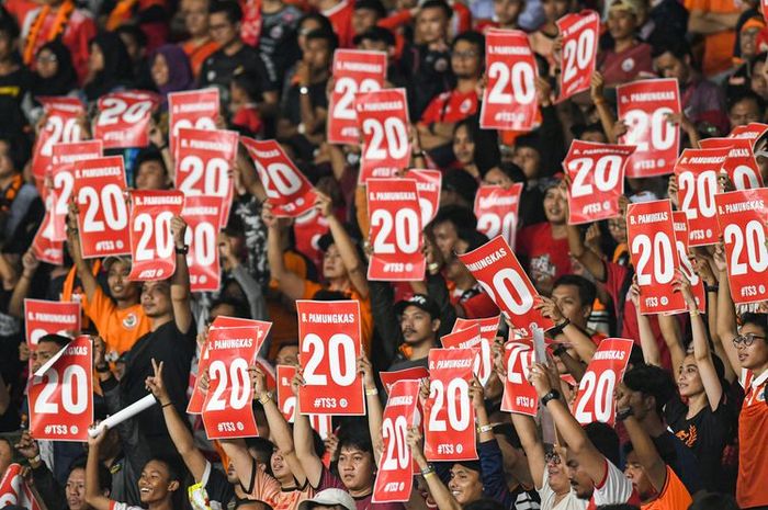 Suporter Persija Jakarta membentangkan poster bertuliskan nomor punggung Bambang Pamungkas saat melawan Persebaya Surabaya dalam lanjutan Liga 1 2019 di Stadion Utama Gelora Bung Karno (GBK), Jakarta, Selasa (17/12/2019).