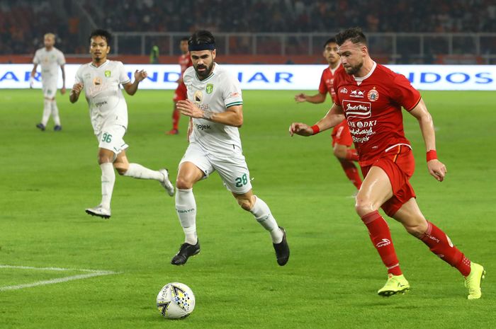 Pemain Persija Jakarta, Marko Simic, berebut bola dengan pemain Persebaya Surabaya, Aryn Williams, di laga pekan ke-33 Liga 1 di Stadion Utama Gelora Bung Karno, Jakarta, Selasa (17/12/2019).