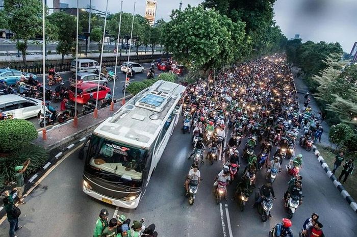 Seusai mengalahkan Persija Jakarta pada Pekan 33 Liga 1 2019 dengan skor 1-2 suporter menyambutan Tim Persebaya Surabaya di Surabaya.