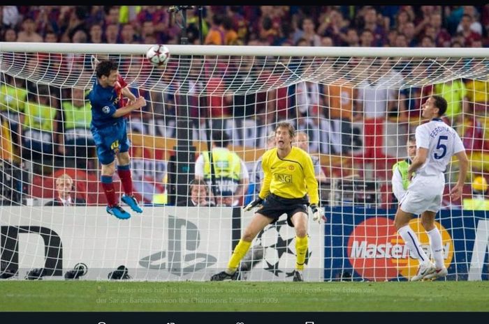 Lionel Messi mencetak gol lewat sundulan dalam partai final Liga Champions 2009 antara Barcelona kontra Manchester United.