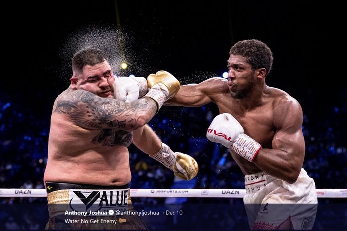 Petinju kelas berat, Anthony Joshua memukul wajah Andy Ruiz Jr saat keduanya bertanding ulang pada Minggu (8/12/2019). 