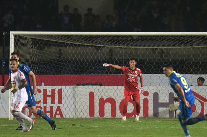 Penampilan Dhika Bayangkara (kostum merah) saat menjaga gawang Persib Bandung kala menghadapi Perseru Badak Lampung FC di Stadion Si Jalak Harupat, Kabupaten Bandung, pada Senin (16/12/2019).