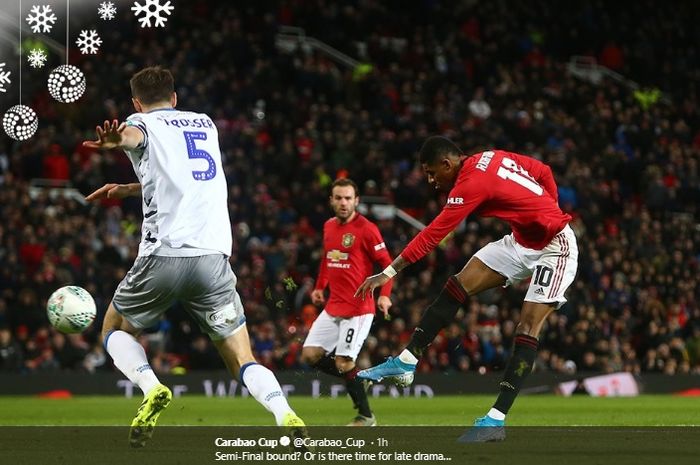 Aksi Marcus Rashford kala menjebol gawang Colchester United pada babak perempat final Carabao Cup di Stadion Old Trafford, Rabu (18/12/2019).