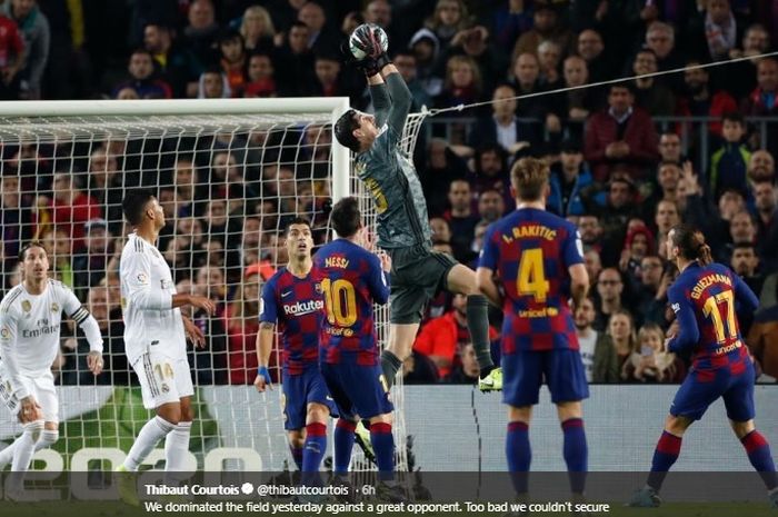 Aksi Thibaut Courtois menangkap bola pada laga el clasico antara Barcelona versus Real Madrid di Stadion Camp Nou, Rabu (18/12/2019).