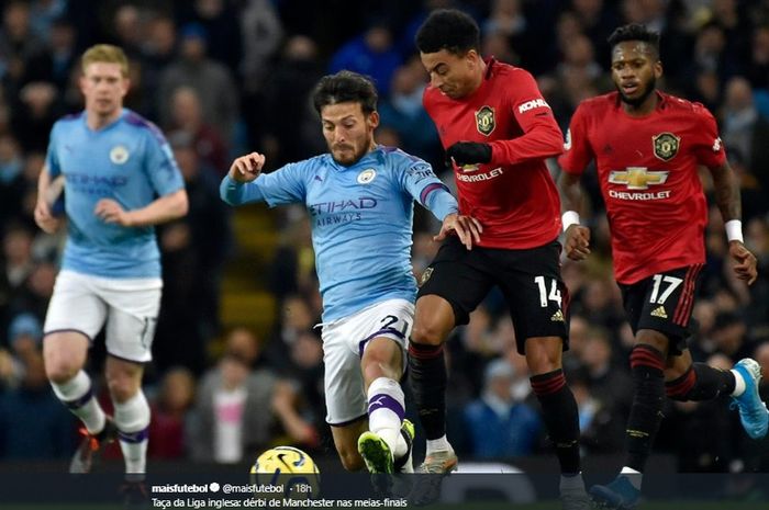 Jese Lingard dan David Silva terlibat perebutan bola pada duel derbi Manchester di Etihad Stadium, Minggu (8/12/2019).